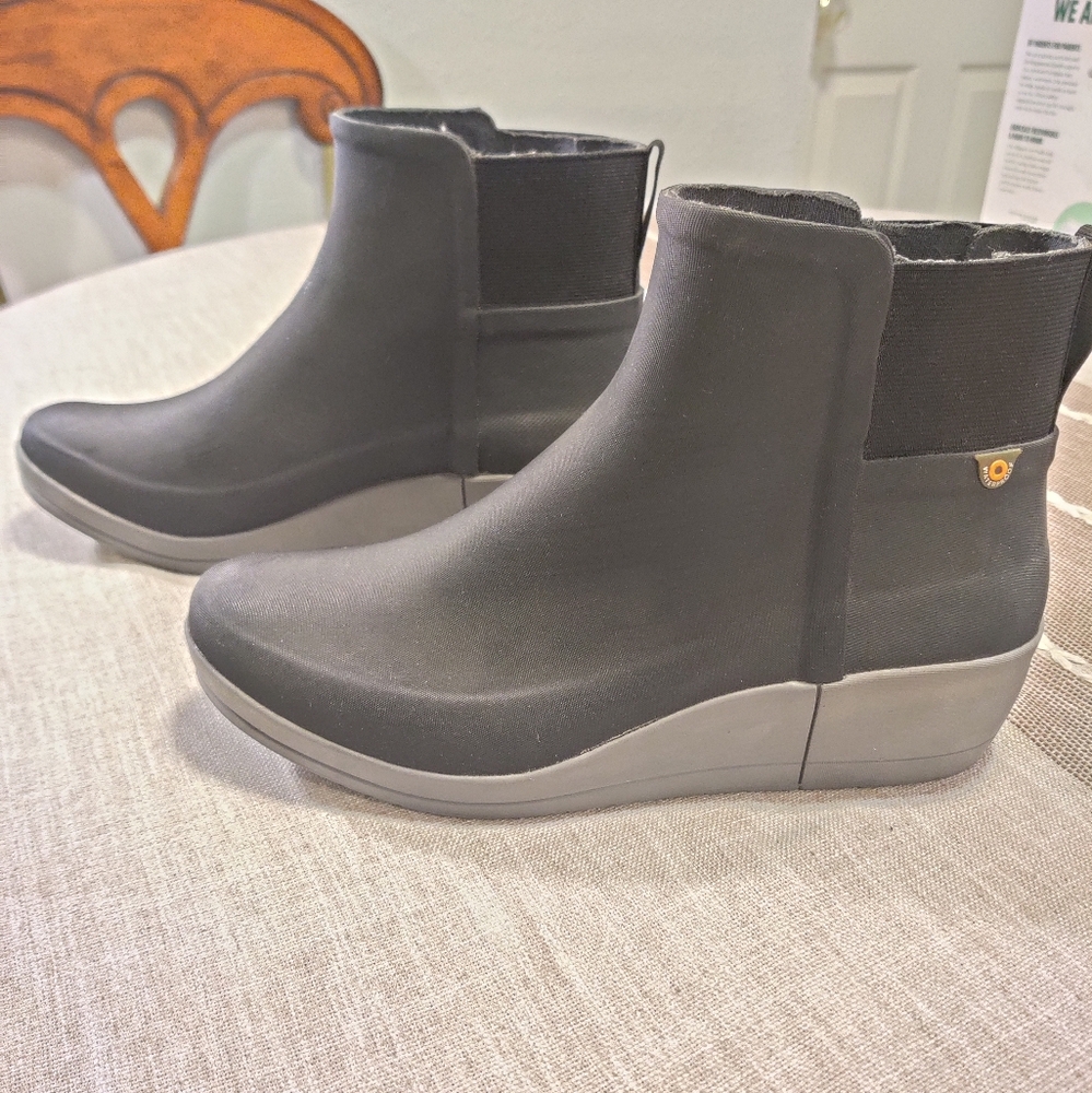 BOGS, women's vista style wedge bootie-SIZE 9 BLACK